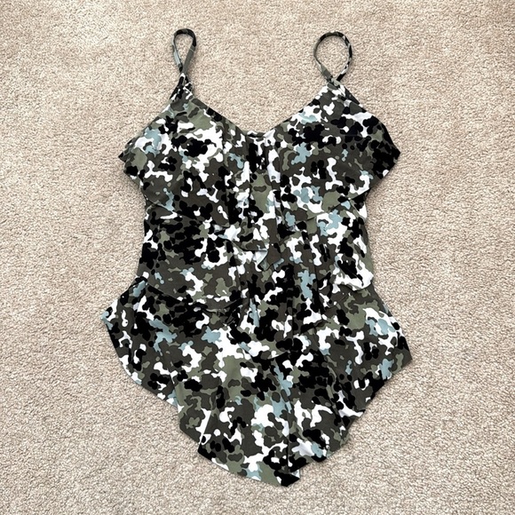 Magicsuit GI Jane Rita Tiered Flowy Camo Army Green Wireless Tankini Top Size 10 - Picture 2 of 9